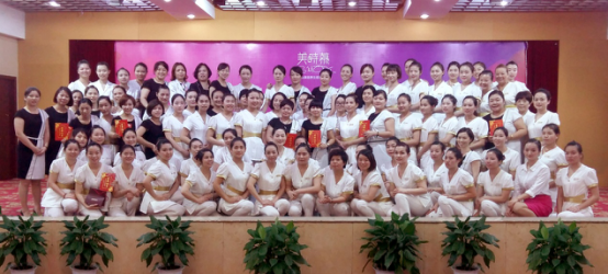 長(zhǎng)沙千人同臺(tái)PK美容技能 齊祝職教老師節(jié)日快樂(lè)
